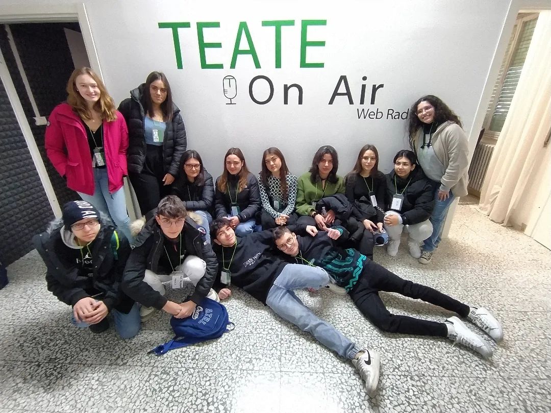 La 3ªA del Liceo Gonzaga di Chieti nello studio di Radio Teate On Air per realizzare il podcast “Il racconto degli invisibili”